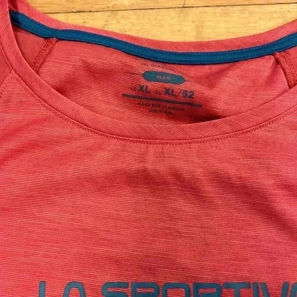 La sportive red shirt - Picture 2 of 4